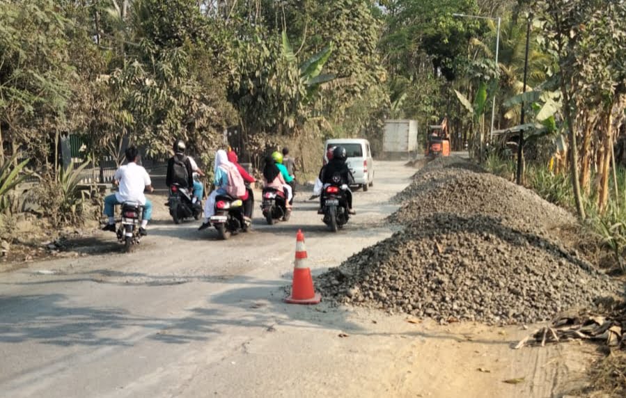 Kegiatan Pemadatan Dan Meratakan Jalan Bergelombang Serta Berlubang ...