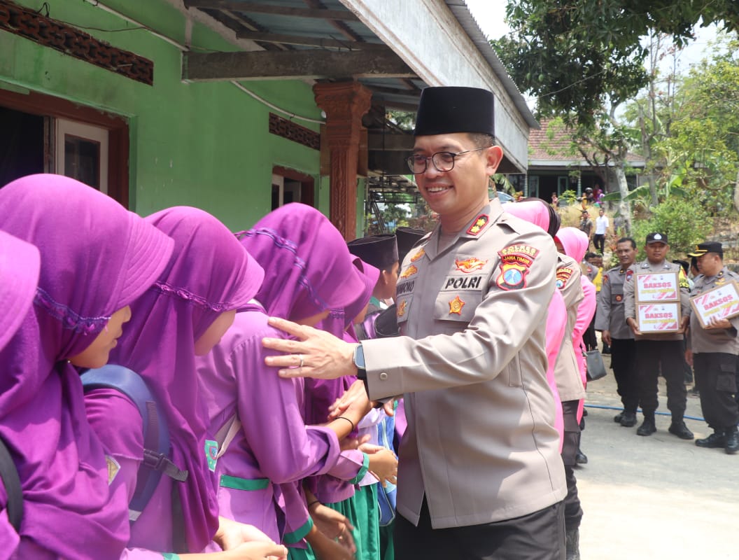 Pengasuh Ponpes Ainun Ulum Apresiasi Kepedulian Polres Ponorogo Kepada Para Santri dan Warga Pulung