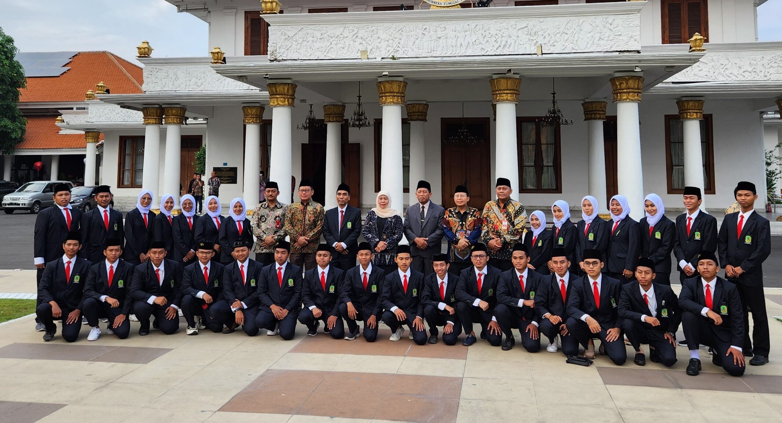 Gubernur Khofifah Lepas Santri Penerima BSPP Pemprov Jatim ke Universitas Al Azhar Kairo, Mesir