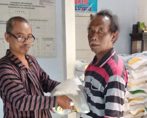 Penyaluran Bansos Beras 2023 Terdampak El Nino Di Kelurahan Sembung