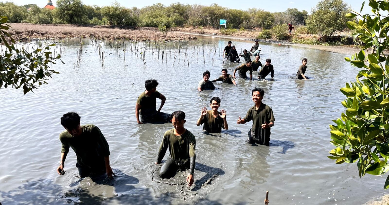Mahasiswa Ekonomi Islam Universitas Airlangga Angkatan 2023 Melakukan Penanaman Mangrove