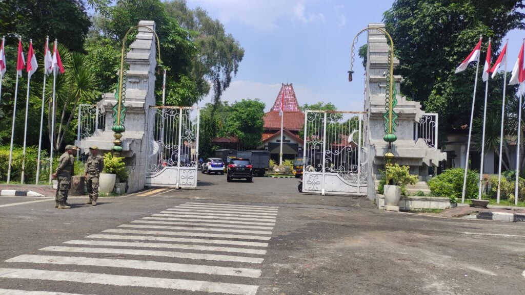 SIDOARJO | brigadepasopati.com - Kepala TPA Griyo Mulyo Jabon Dinas Lingkungan Hidup dan Kebersihan (DLHK) Pemkab Sidoarjo, Hajid Arif Hidayat mengatakan, aksi protes sejumlah pengelola TPS menolak ritase angkutan. Protes dilakukan dengan membuang sampah di jalan depan pendopo kabupaten Sidoarjo. Selain itu mereka juga menolak adanya tarif pemrosesan akhir di TPA Jabon. Rabu, (20/12/2023)