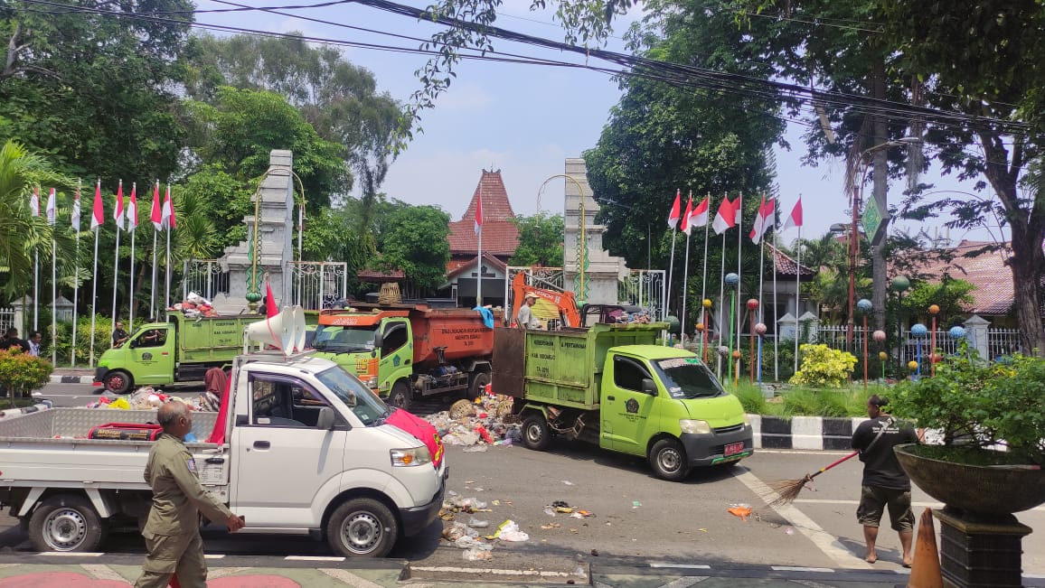 Satpol PP Sidoarjo Proses Hukum Oknum Pendemo Buang Sampah Di Pendopo