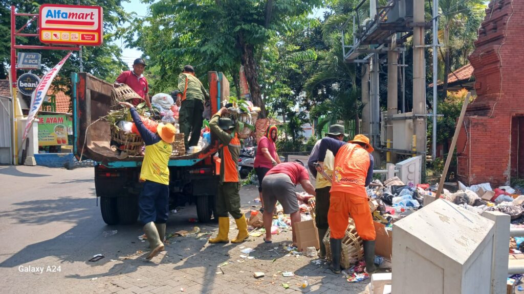 SIDOARJO | brigadepasopati.com - Langkah tegas diambil Pemkab Sidoarjo terhadap oknum pendemo yang membuang sampah di jalan Cokronegoro depan Pendopo Kabupaten Sidoarjo.