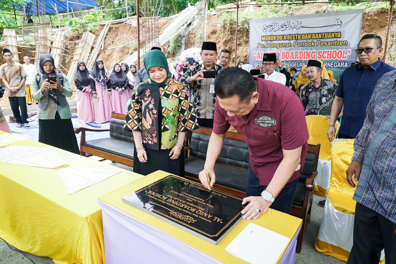 Ketua MPR RI Bamsoet Lakukan Peletakan Batu Pertama Pembangunan Pondok Pesantren Al-Aniq Boarding School Banjarnegara