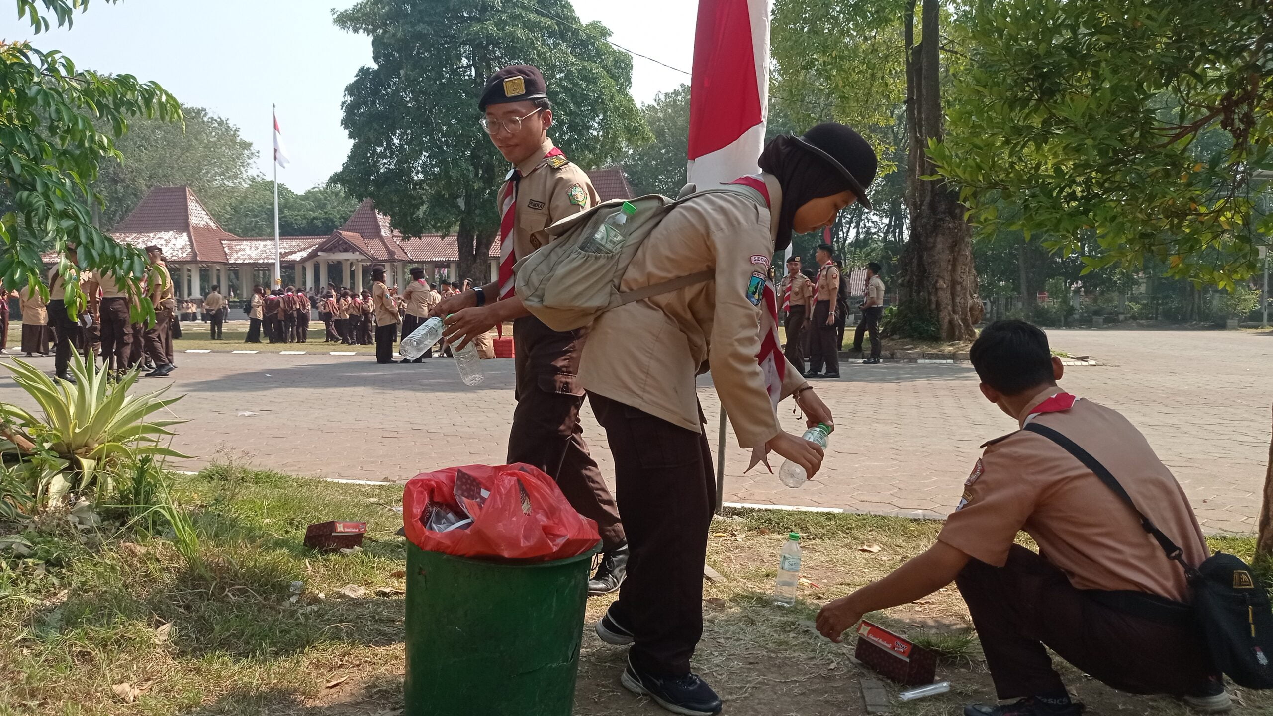 Saka Kalpataru Bersihkan Sisa Sampah Pada Apel Besar Upacara Hari Pramuka Nasional ke-63