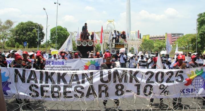 Demo KSPI Menuntut Kenaikan Upah Sebesar 8-10%