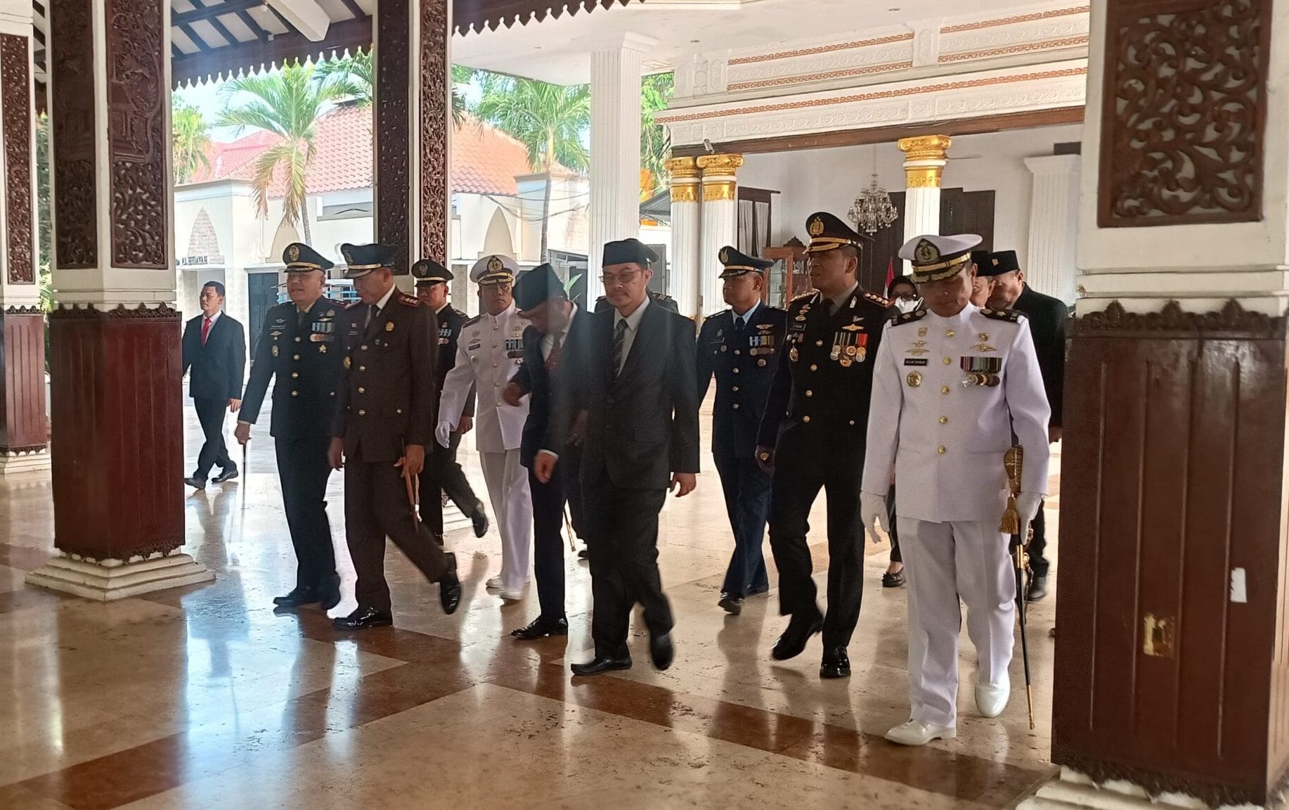 Pjs. Bupati Sidoarjo Menganugerahkan Satyalencana Karya Satya Pada Peringatan Hari Pahlawan