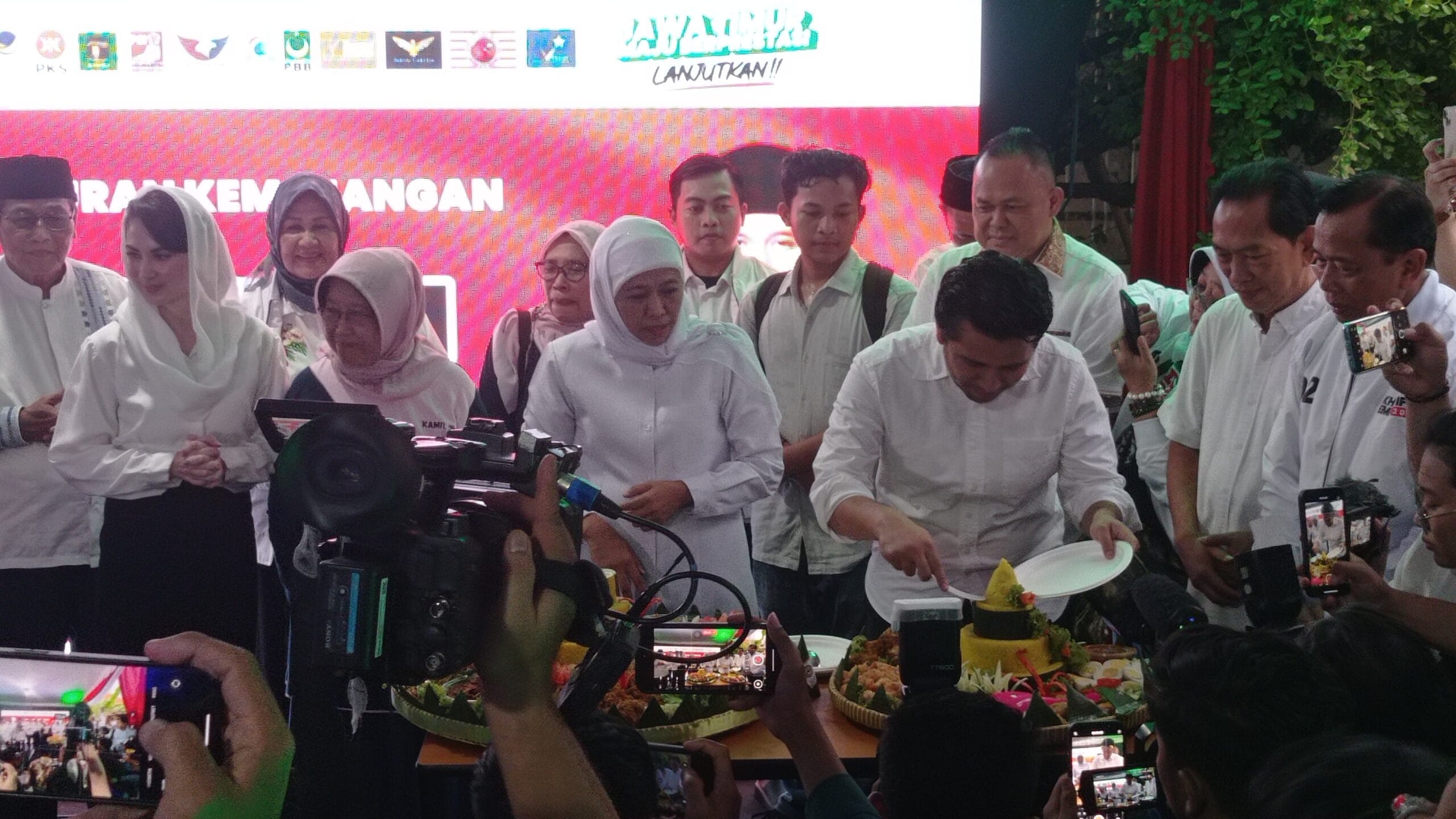 Khofifah Indar Parawansa-Eml Elestianto Dardak Unggul Versi Quick Count Sejumlah Lembaga Survei