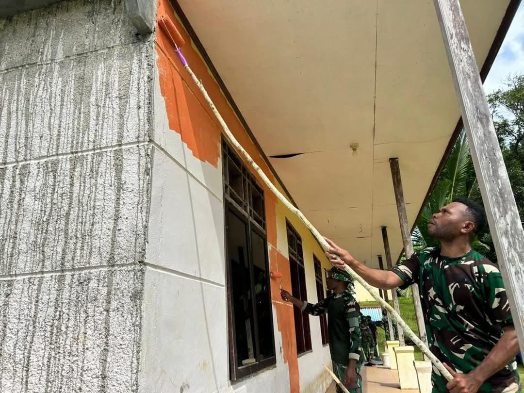 Satgas Pamtas RI-PNG Kewilayahan Papua Barat Daya Yonif 762/VYS Melaksanakan Gotong Royong Pengecatan Gereja Kanaan Afkrem