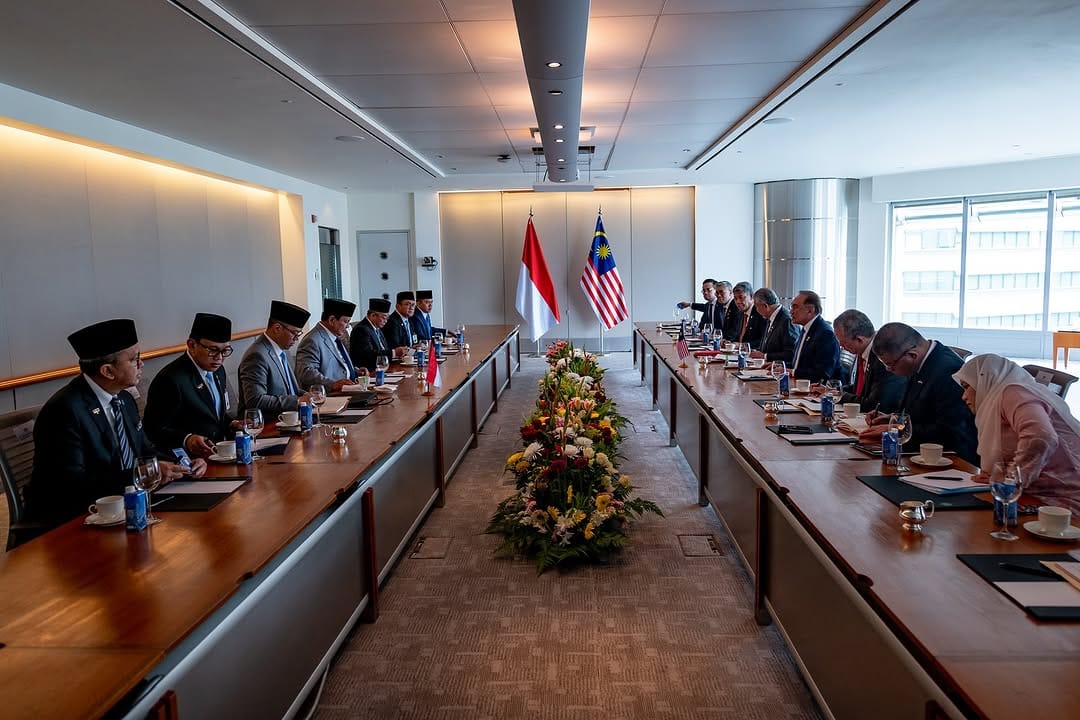 Presiden Prabowo Subianto Melakukan Pertemuan Dengan Perdana Menteri Malaysia Anwar Ibrahim Di Menara Kembar Petronas