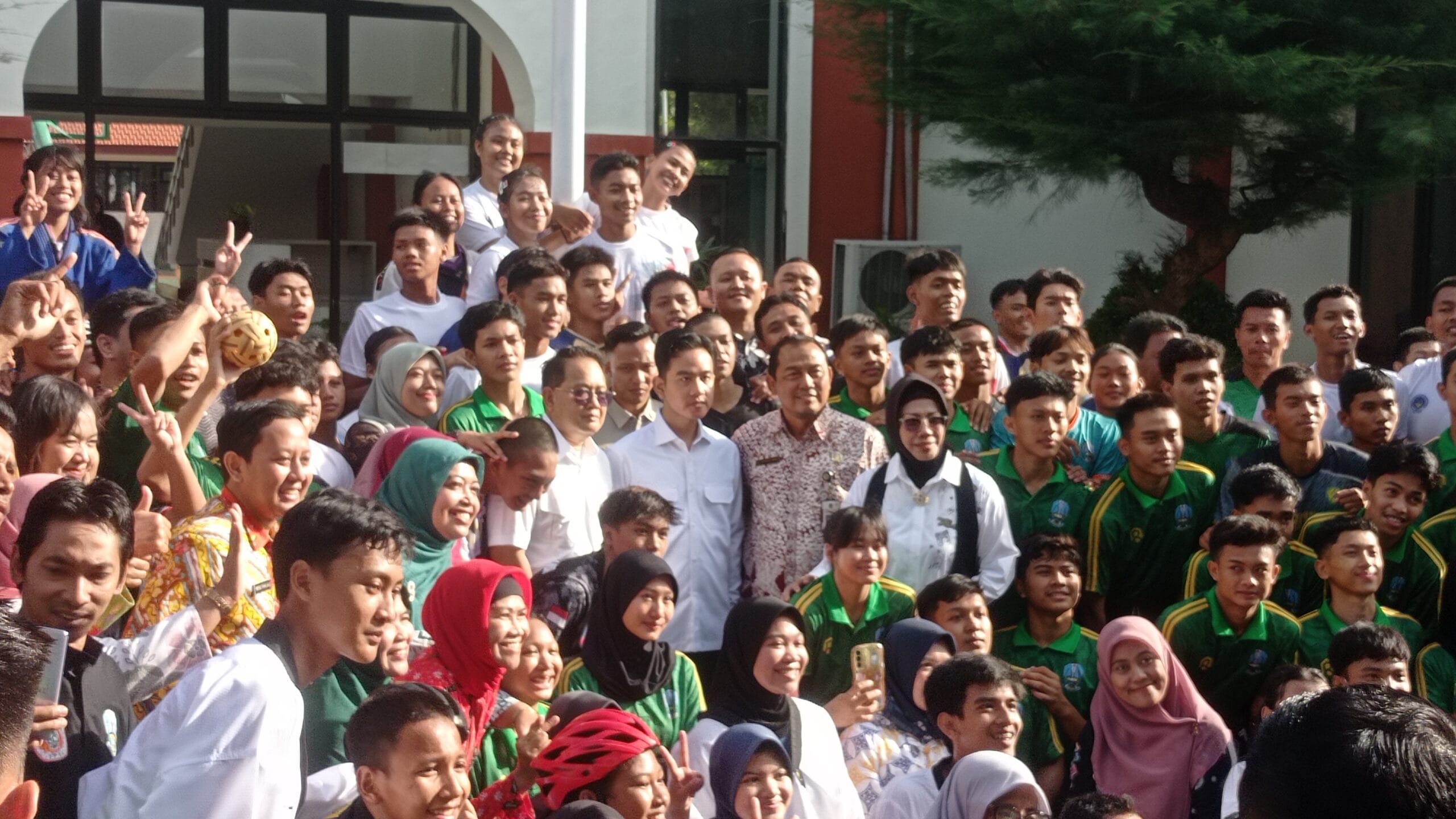 Wakil Presiden (Wapres) Gibran Rakabuming Raka Meninjau SMAN Olahraga Jawa Timur 