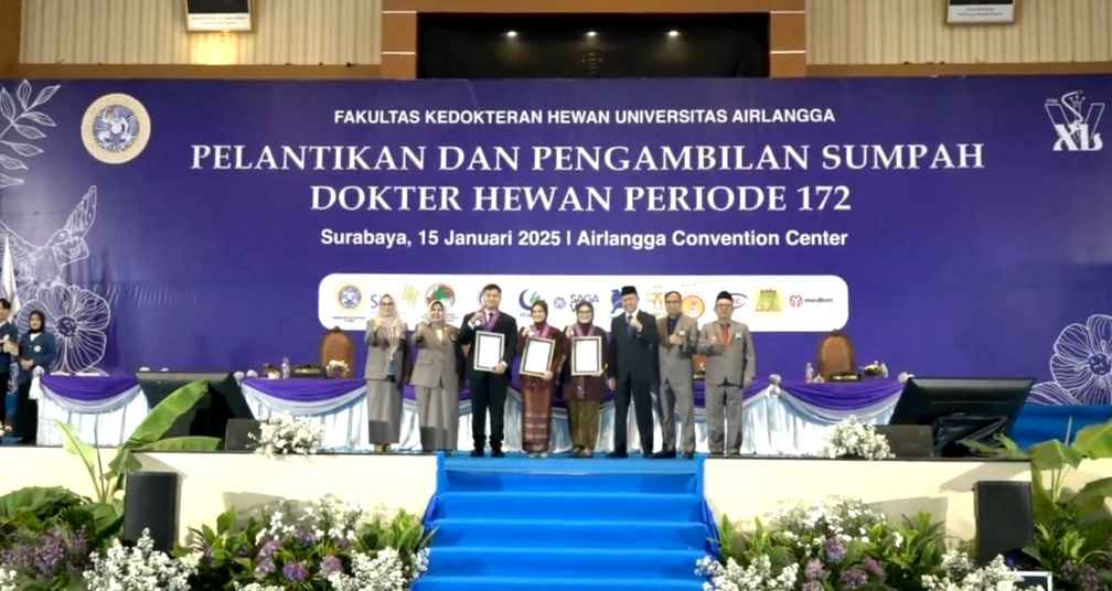 Dekan FKH UNAIR  Mendorong Para Lulusan Bisa Bersaing Di Tingkat Nasional Maupun Internasional Pada Pelantikan Dan Pengambilan Sumpah Dokter Hewan 