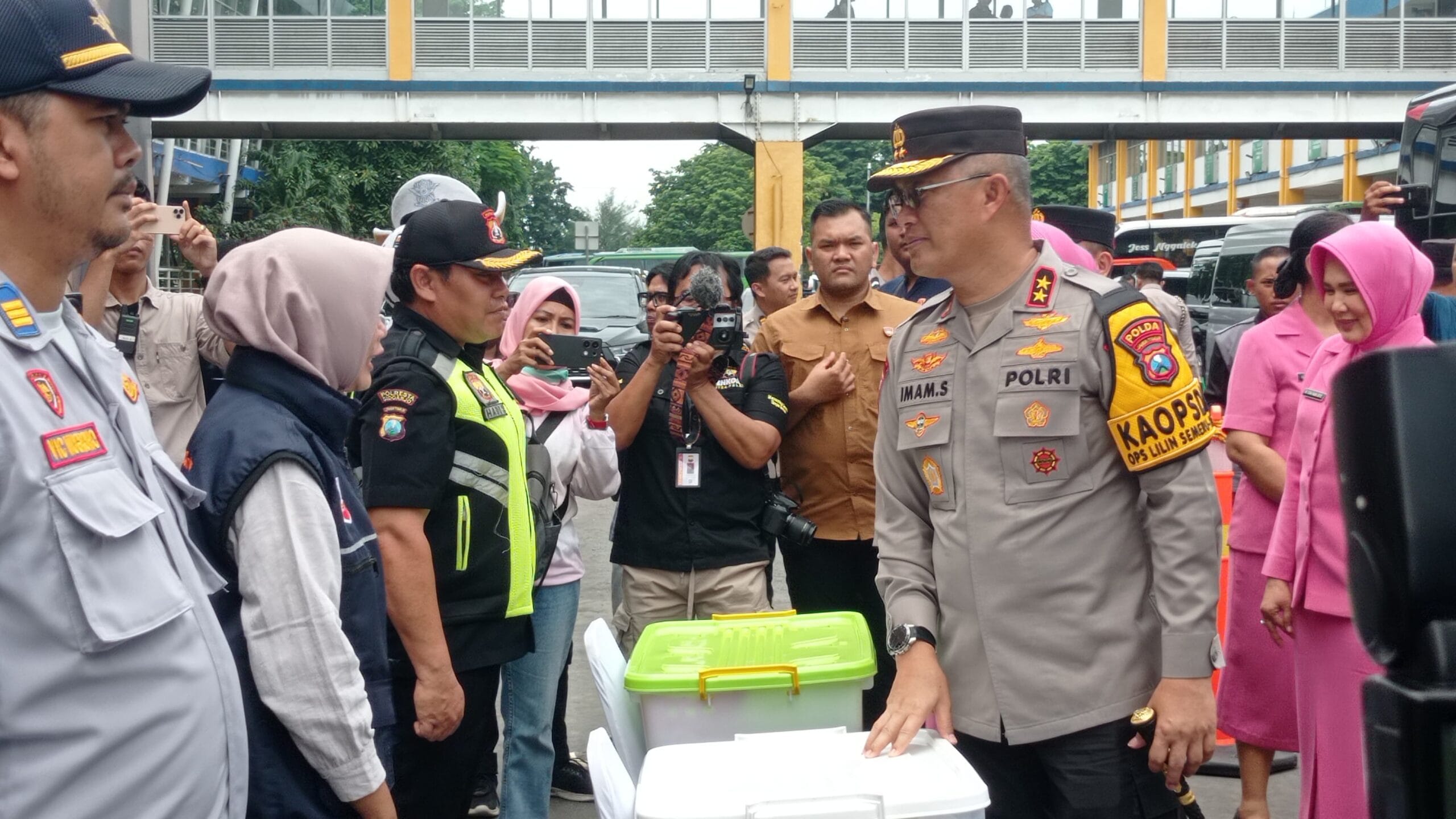 Kapolda Jawa Timur Meninjau Pos Pelayanan Terpadu Operasi Lilin Semeru 2024 Terminal Purabaya