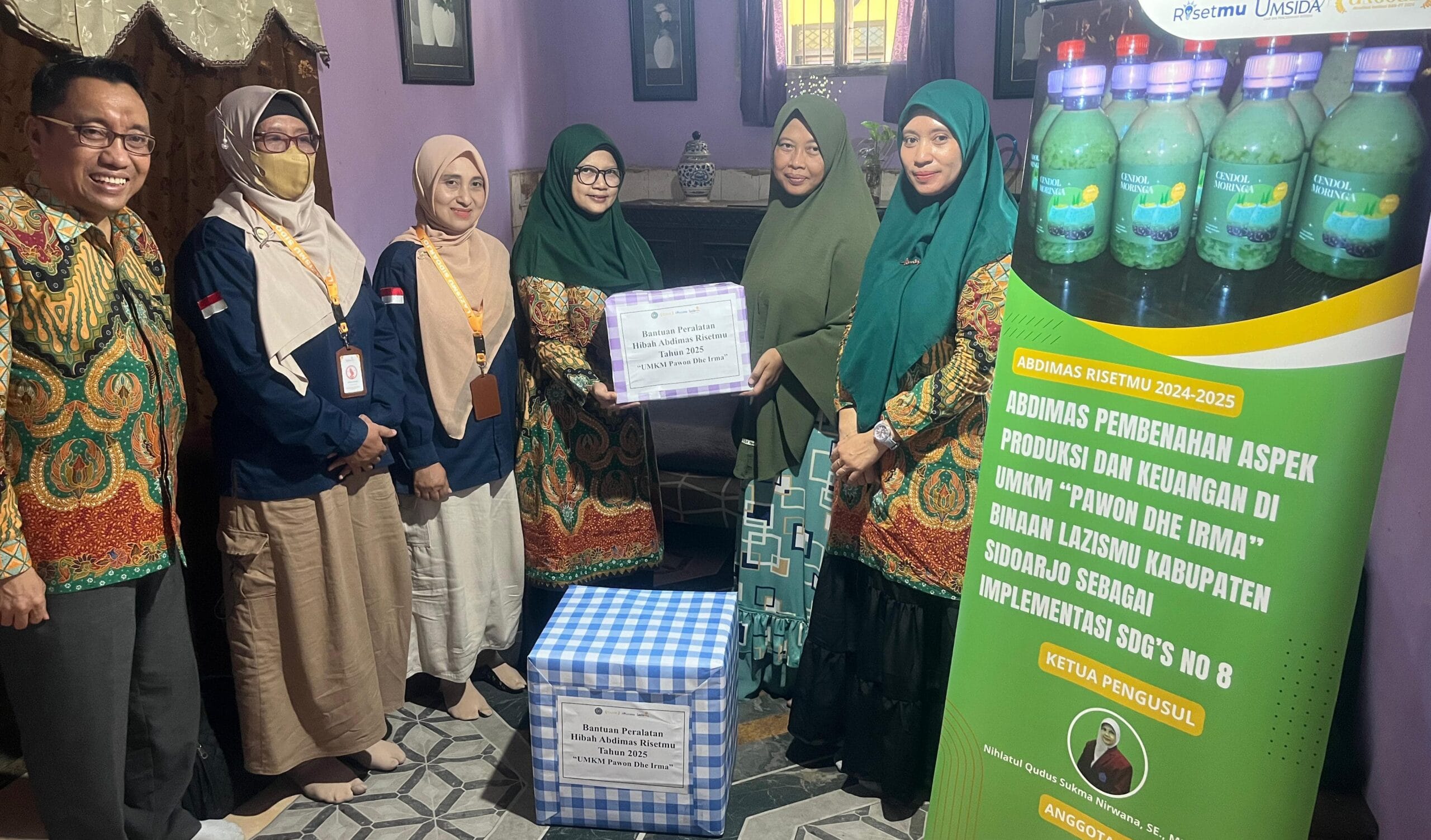 Untuk Meningkatkan Jumlah Dan Kualitas Produk Tim ABDIMAS UMSIDA Berikan Alat Bantu Produksi