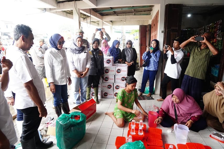 Wabup Dan Ketua TP PKK Sidoarjo Mengunjungi Korban Banjir