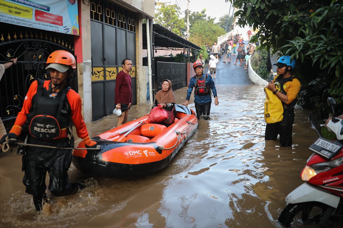Banjir Kiriman Merendam Beberapa Wilayah Di DKI Jakarta