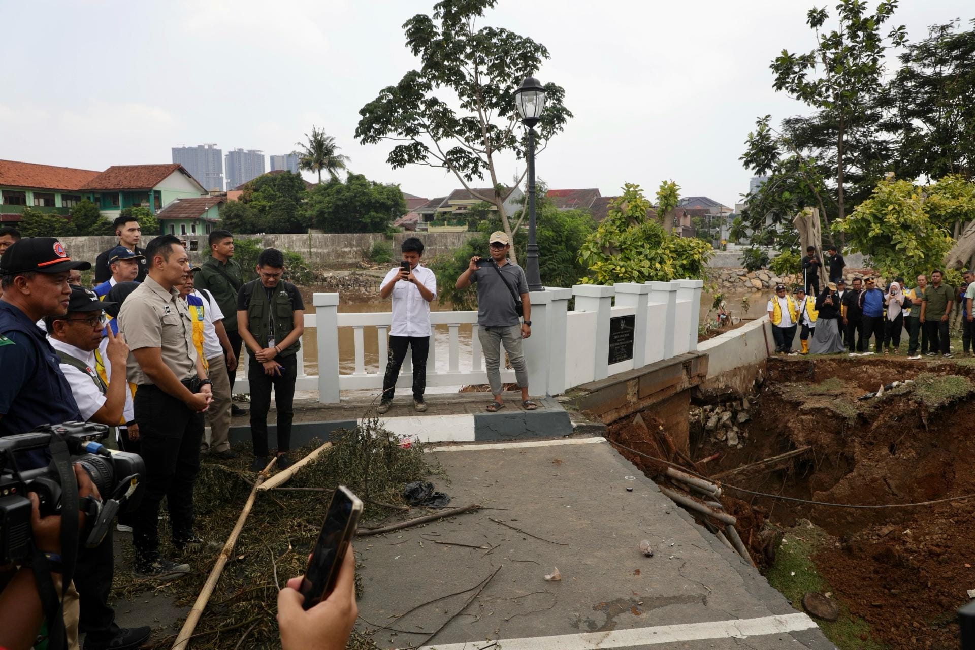 Menko AHY Meninjau Posko Penanganan Banjir Dan Jembatan Putus Akibat Banjir Di Bekasi