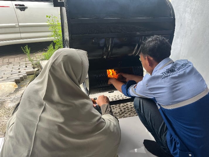 Berikan Bantuan Alat Pengasap Telur Asin Tim ABDIMAS UMSIDA Tunjukkan Komitmen Kepada UMKM