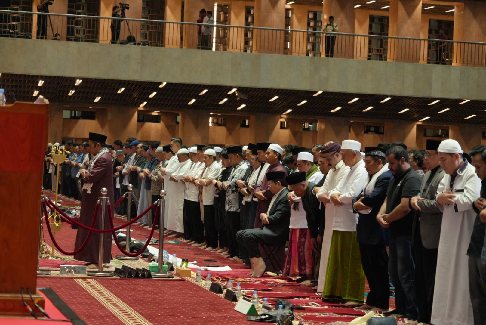Malam Pertama Salat Tarawih Ramadan 1446 H Di Masjid Istiqlal.