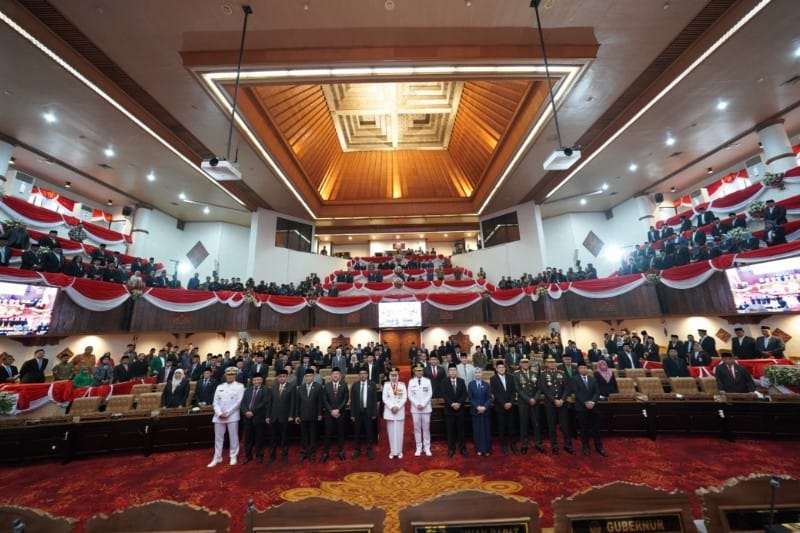 Penyampaikan Visi Dan Misi Gubernur Khofifah Indar Parawansa Dihadapan Anggota DPRD Jawa Timur