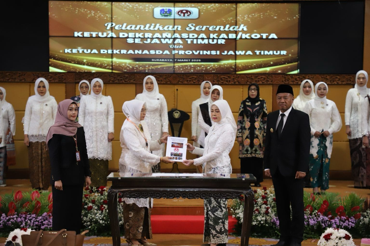 Bupati Gatut Sunu Menghadiri Pelantikan Dan Sertijab Dekranasda Se-Provinsi Jawa Timur