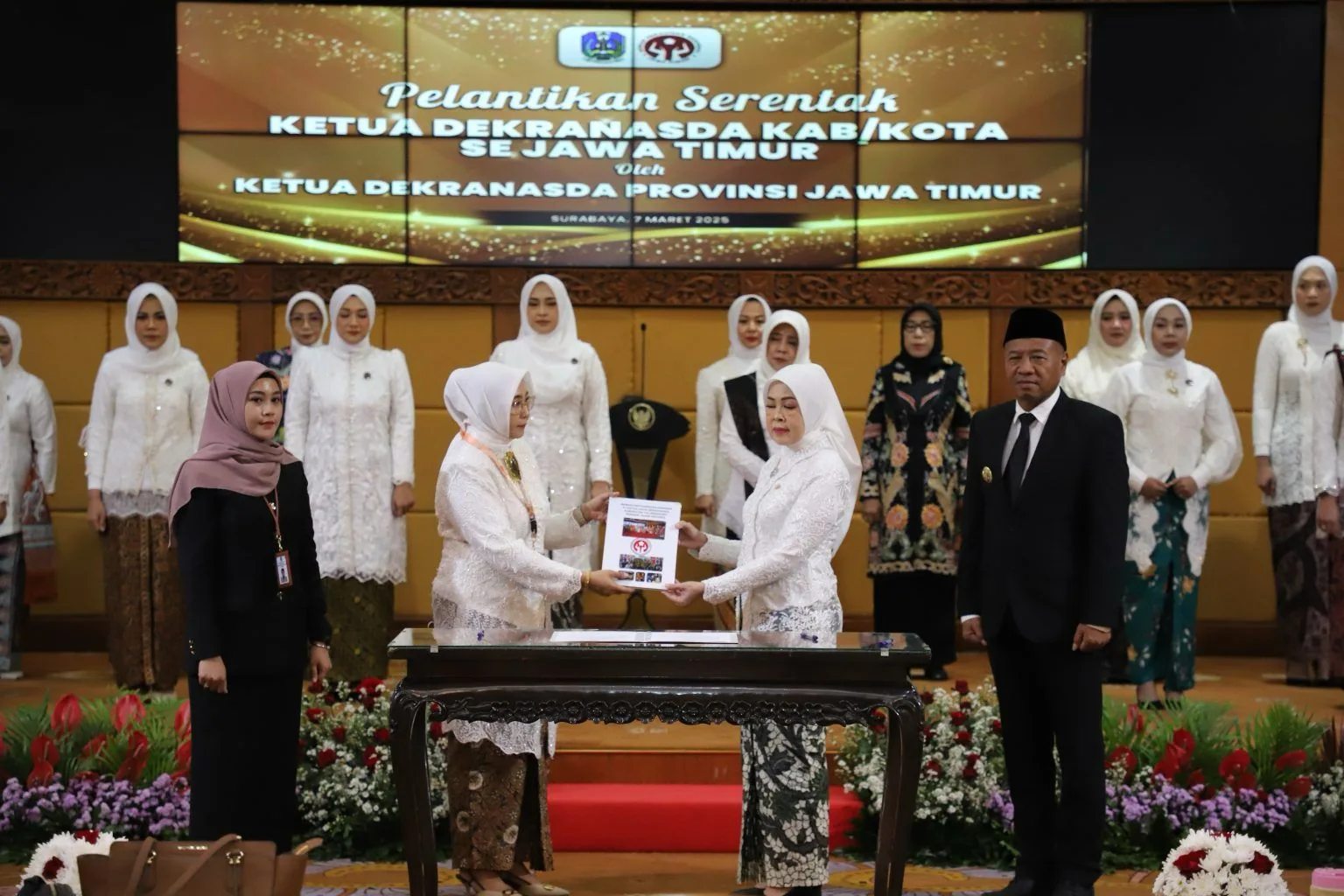 Bupati Gatut Sunu Menghadiri Pelantikan Dan Sertijab Dekranasda Se-Provinsi Jawa Timur