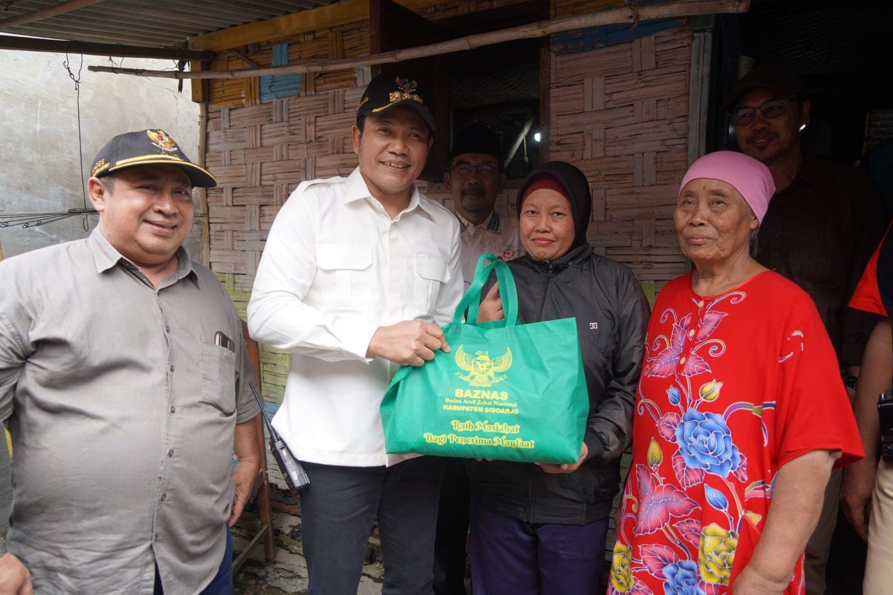 Bupati Sidoarjo Sidak RTLH Di Taman Dan Waru Serta Membantu Perbaikan Hunian Bagi Warga Kurang Mampu