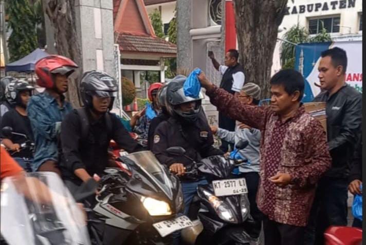 Di Depan Kantor DPRD Aliansi Jurnalis Sidoarjo Berbagi Ta’jil Ramadhan 1446 Hijriah Tebar Keberkahan