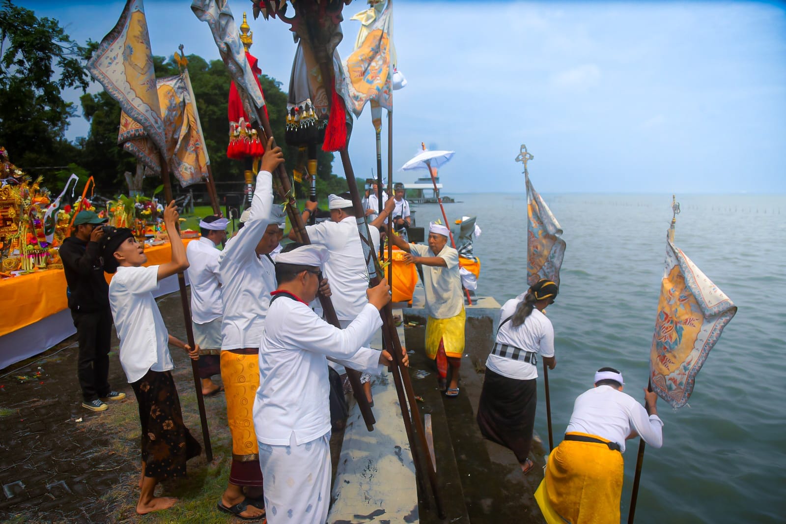 Upacara Melasti Dihadiri Pangkoarmada II Beserta Prajurit TNI AL Beragama Hindu Dan Umat Hindu Surabaya Dan Sekitarnya