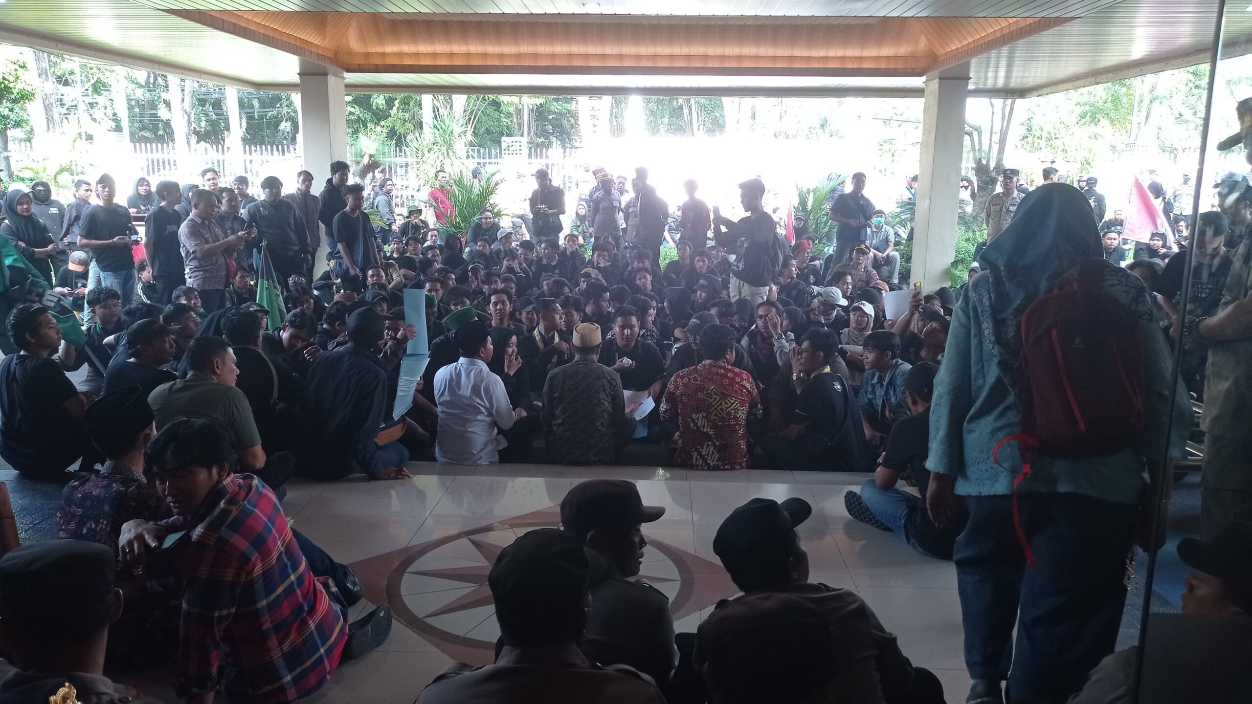 Mahasiswa Sidoarjo Unjuk Rasa Menolak UU TNI Di Depan Gedung DPRD Kabupaten Sidoarjo