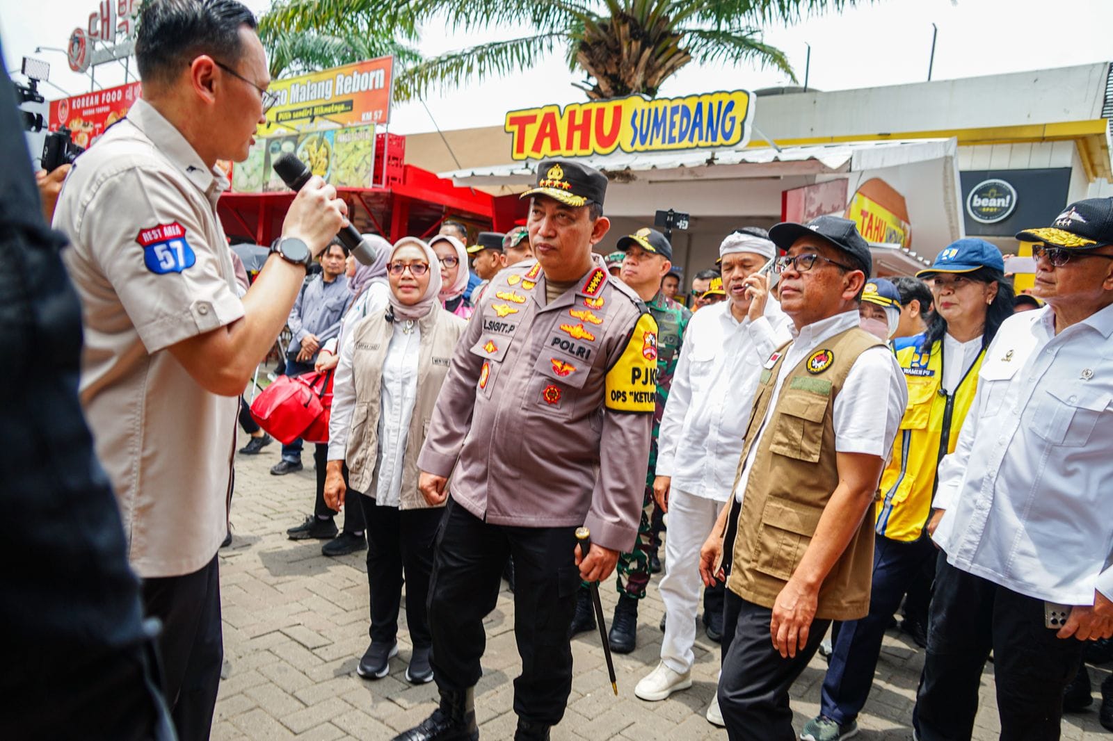 Menko PMK Meninjau Rest Area KM57A Tol Jakarta-Cikampek Serta Pelabuhan Merak Dan Puncak Arus Mudik Di Prediksi 28 Maret 2025