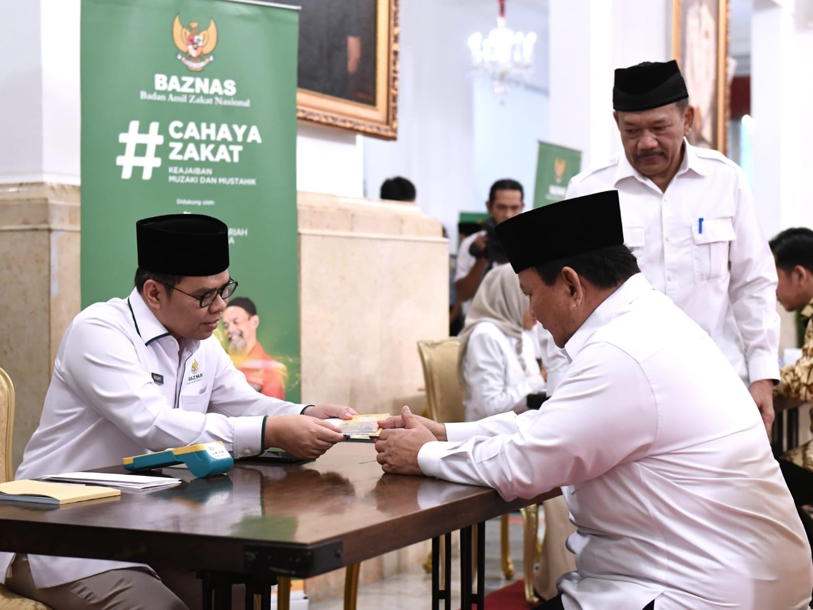 Presiden Prabowo Subianto Menyerahkan Zakat Kepada BAZNAS Di Istana Negara