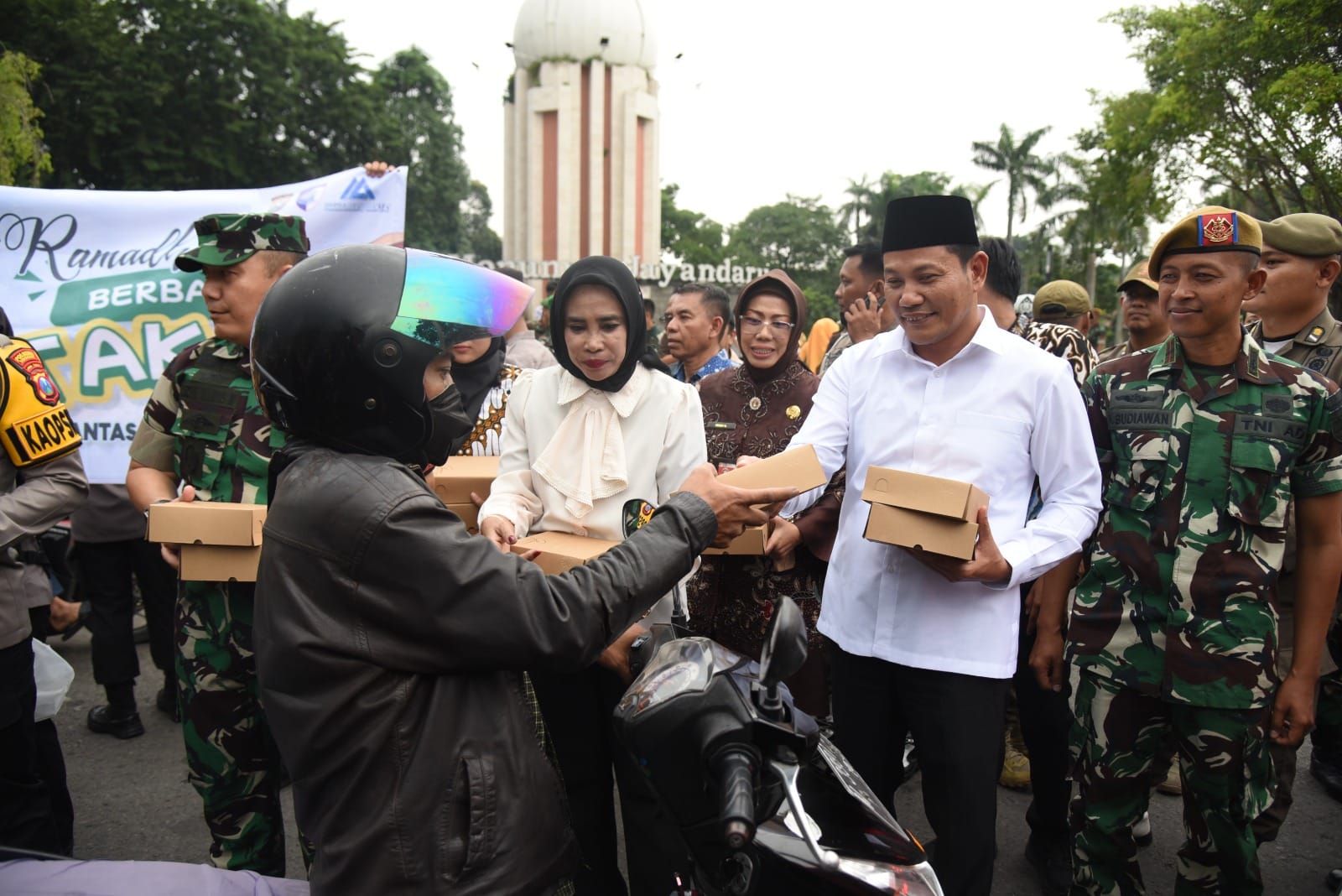 4 Ribu Takjil Dibagikan Forkopimda Di Monumen Jayandaru Alun-Alun Sidoarjo