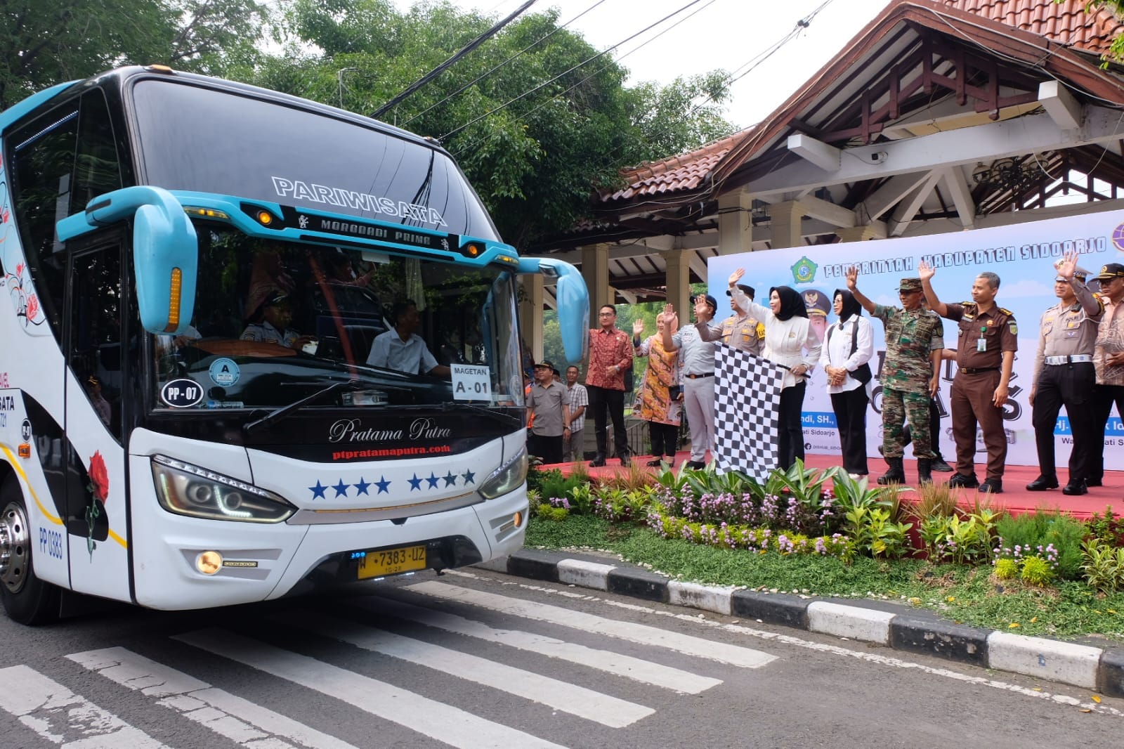 28 Bus Mudik Gratis Diberangkatkan Wabup Hj. Mimik Idayana