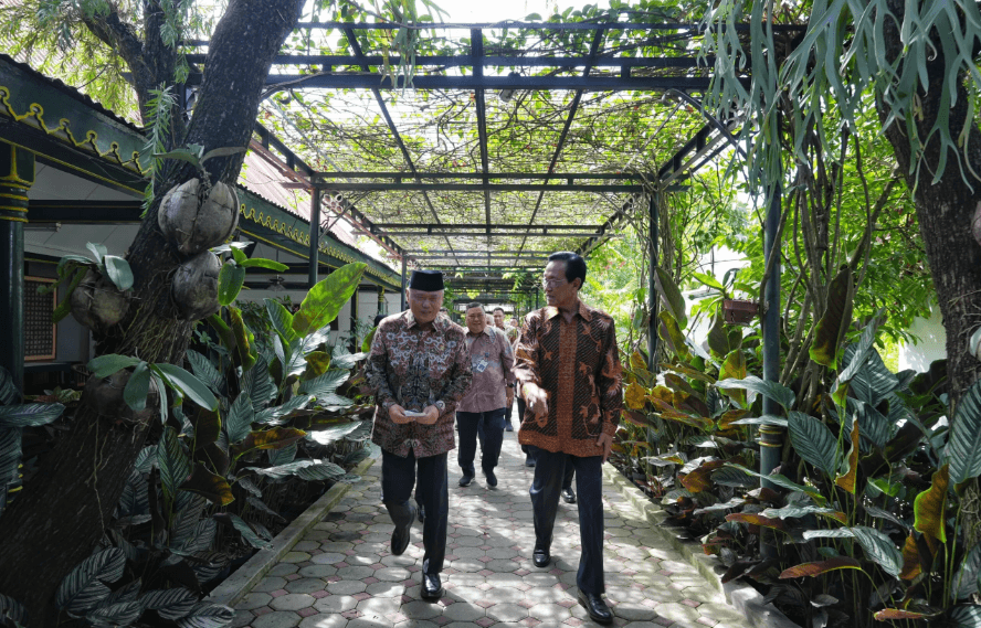 Menhub Menemui Gubernur DIY Sri Sultan Hamengkubuwono X Di Keraton Kilen Yogyakarta