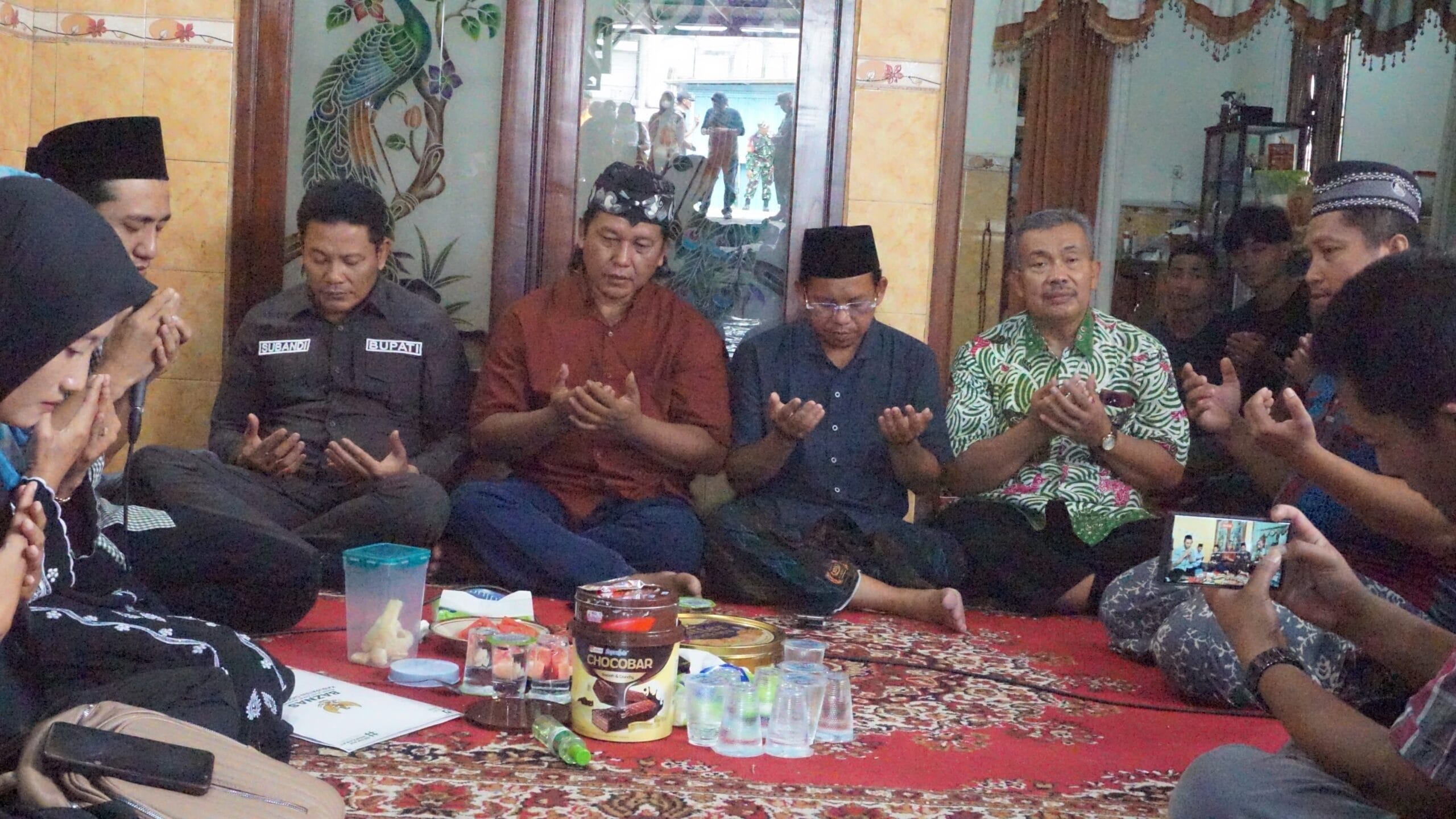 H. Subandi Takziah Ke Keluarga Korban Tragedi Tanah Longsor Di Jalur Pacet Mojokerto