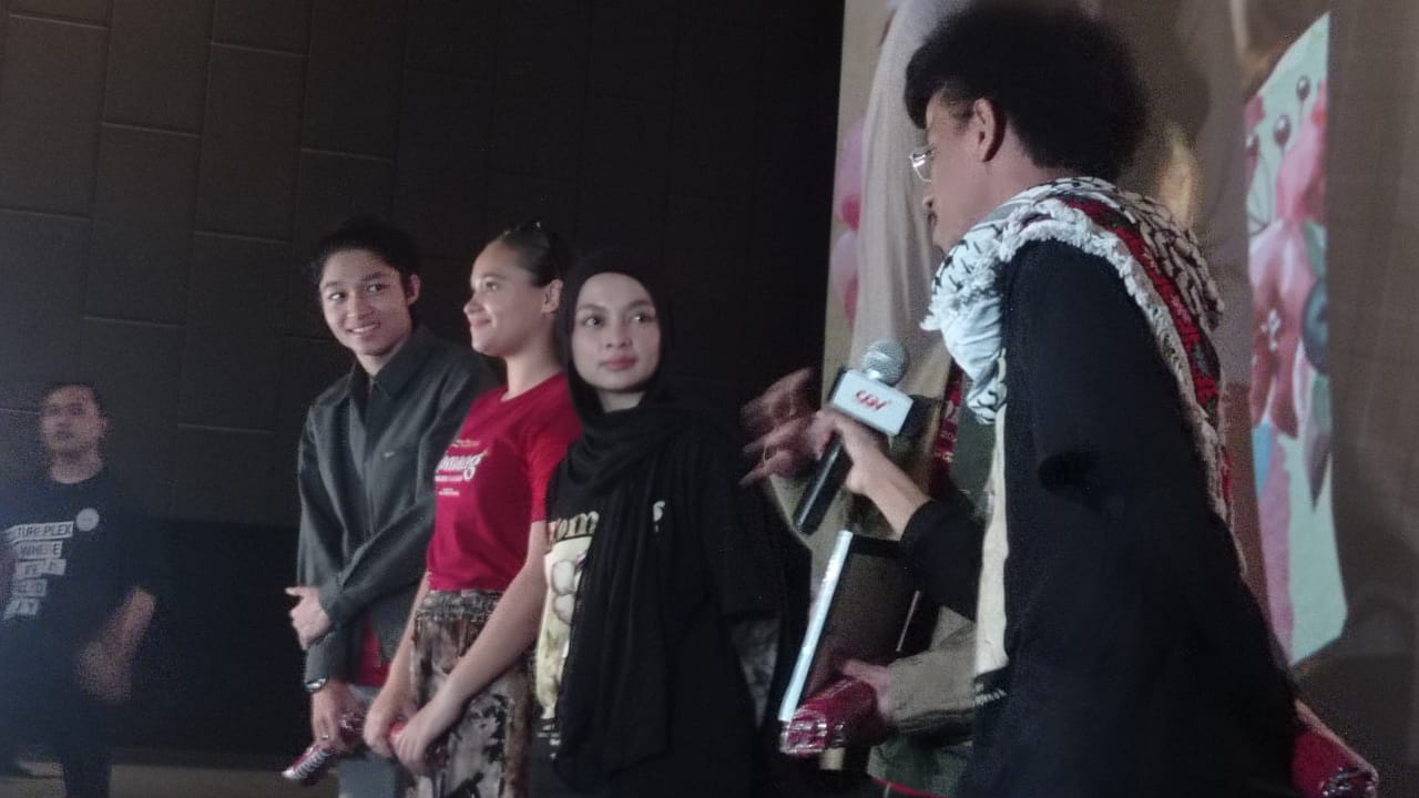 Film Komang Tembus 806 Ribu Penonton Sebuah Kisah Cinta Nyata Raim Laode Menyentuh Hati Masyarakat