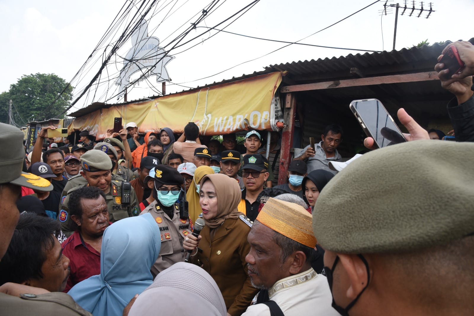 Setelah Perundingan PKL Beri Jalan Alat Berat Masuk Untuk Normalisasi Afvoer Bono Desa Pepelegi