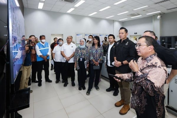 Wamen PU Diana Bersama Menko AHY Tinjau TPA Benowo Dan Apresiasi Model Pengelolaan Sampah Berbasis Energi