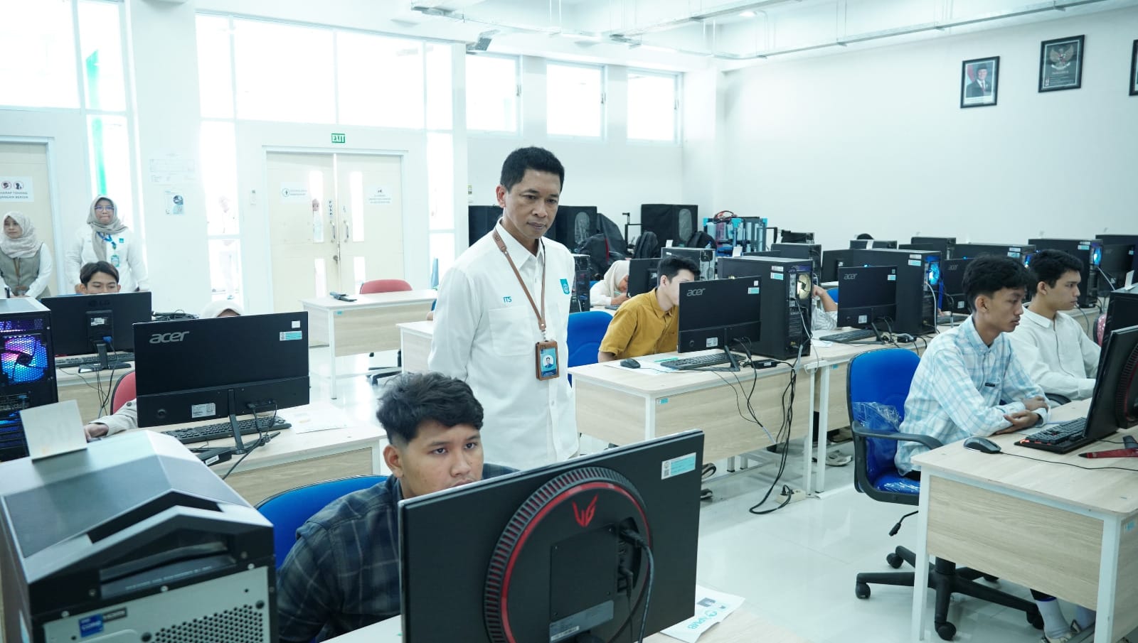 Rektor Institut Teknologi Sepuluh Nopember (ITS) Memantau Langsung Hari Pertama UTBK SNBT 2025