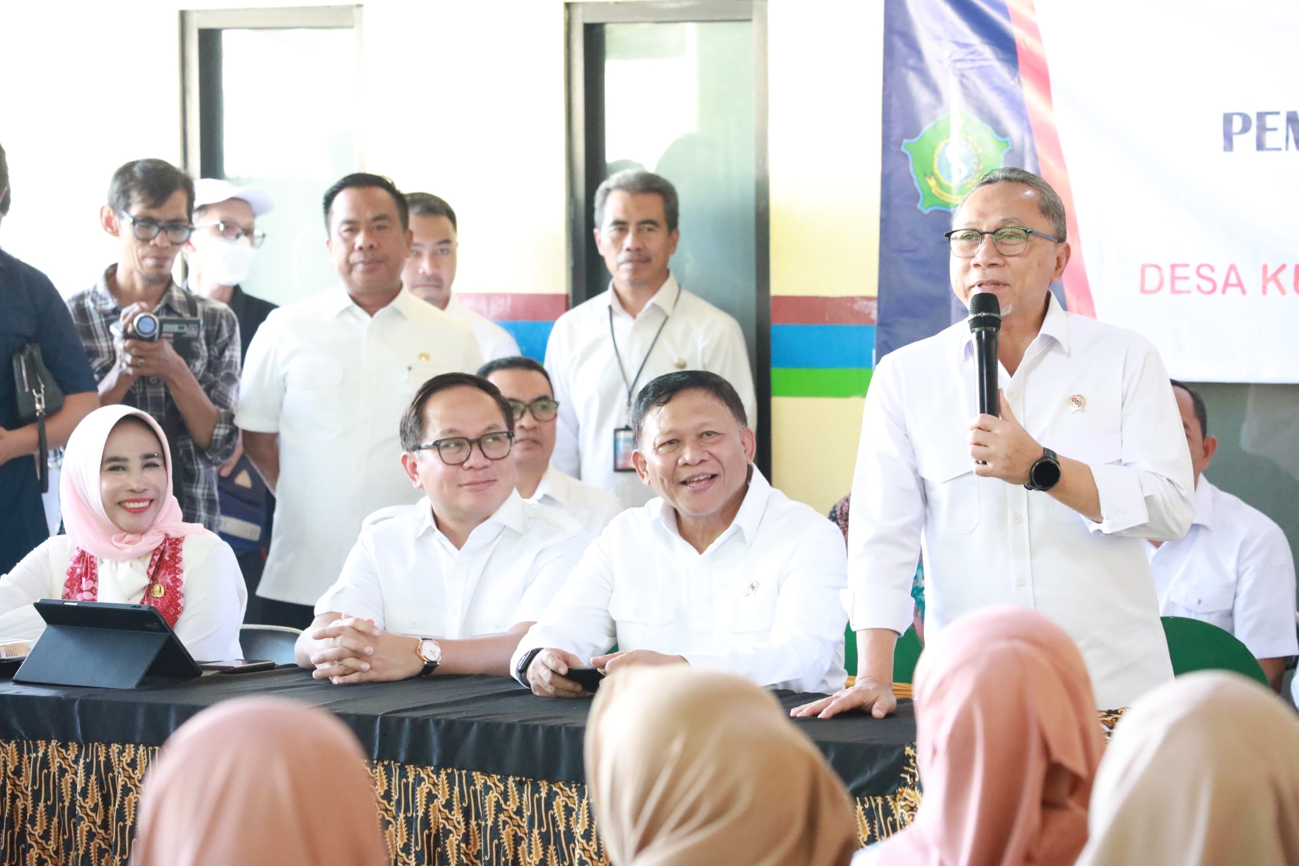 Wabup Sidoarjo Dampingi Menko Pangan Meninjau Musdesus Dan Kunker Ke Koperasi Merah Putih Tambak Rumput Laut Di Desa Kupang