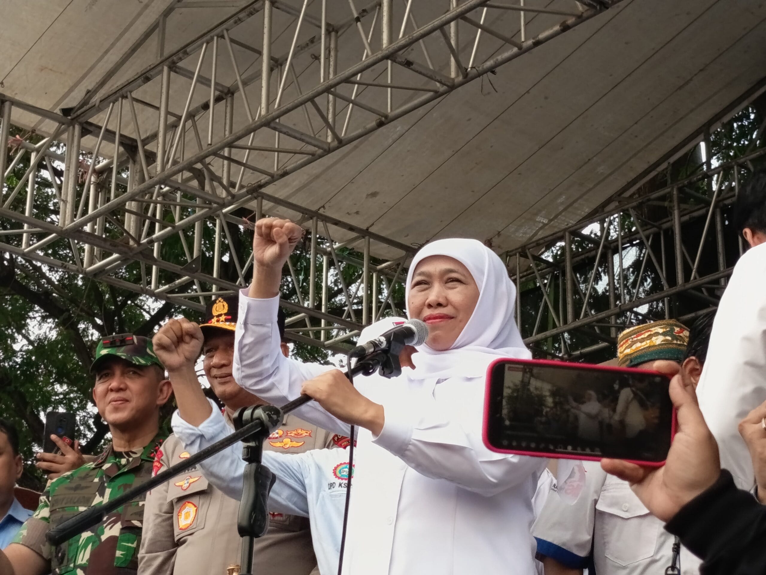 Berlangsung Kondusif Gubernur Khofifah Bersama Ribuan Buruh Sepakati 17 Tuntutan Di Hari Buruh Internasional