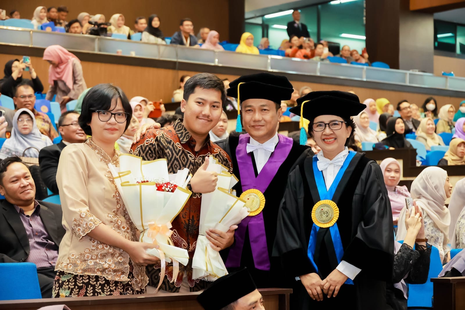 Kekuatan Cinta Menghantarkan Sepasang Pasutri Dikukuhkan Bersama Sebagai Guru Besar UNAIR