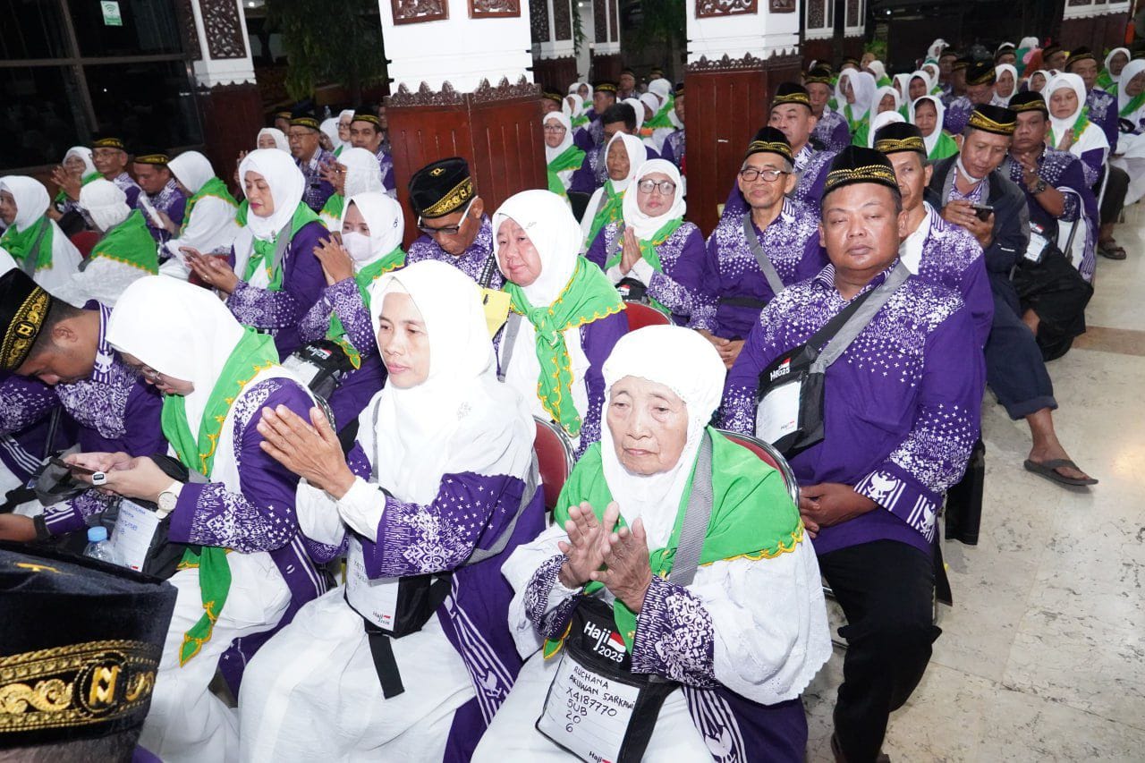 Calon Jama’ah Haji Kloter 20 Asal Sidoarjo Di Lepas Keberangkatannya Oleh Bupati H. Subandi