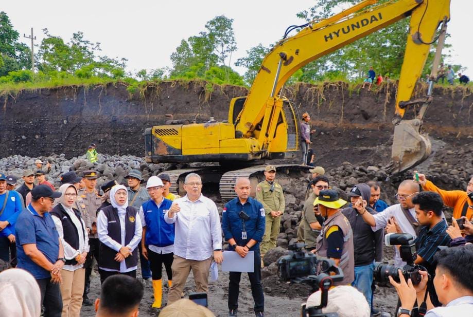 Gubernur Khofifah Targetkan Perbaikan Tanggul Pasca Banjir Lahar Dingin Semeru Rampung Dalam Tiga Bulan