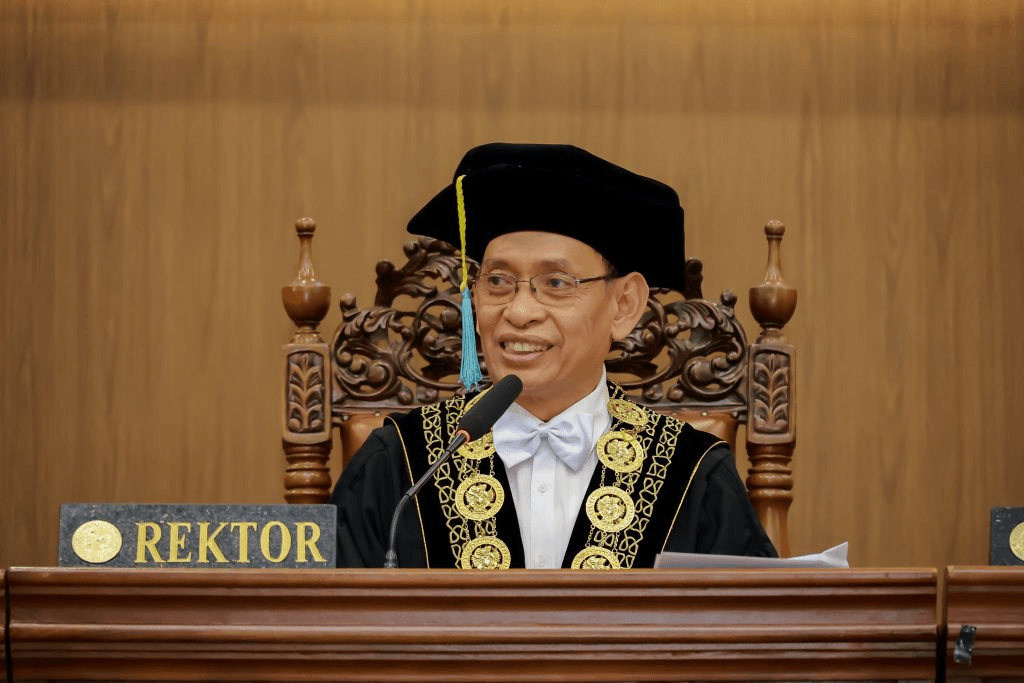 Lingkungan Berkelanjutan Karangan Bibit Tanaman Untuk Guru Besar UNAIR