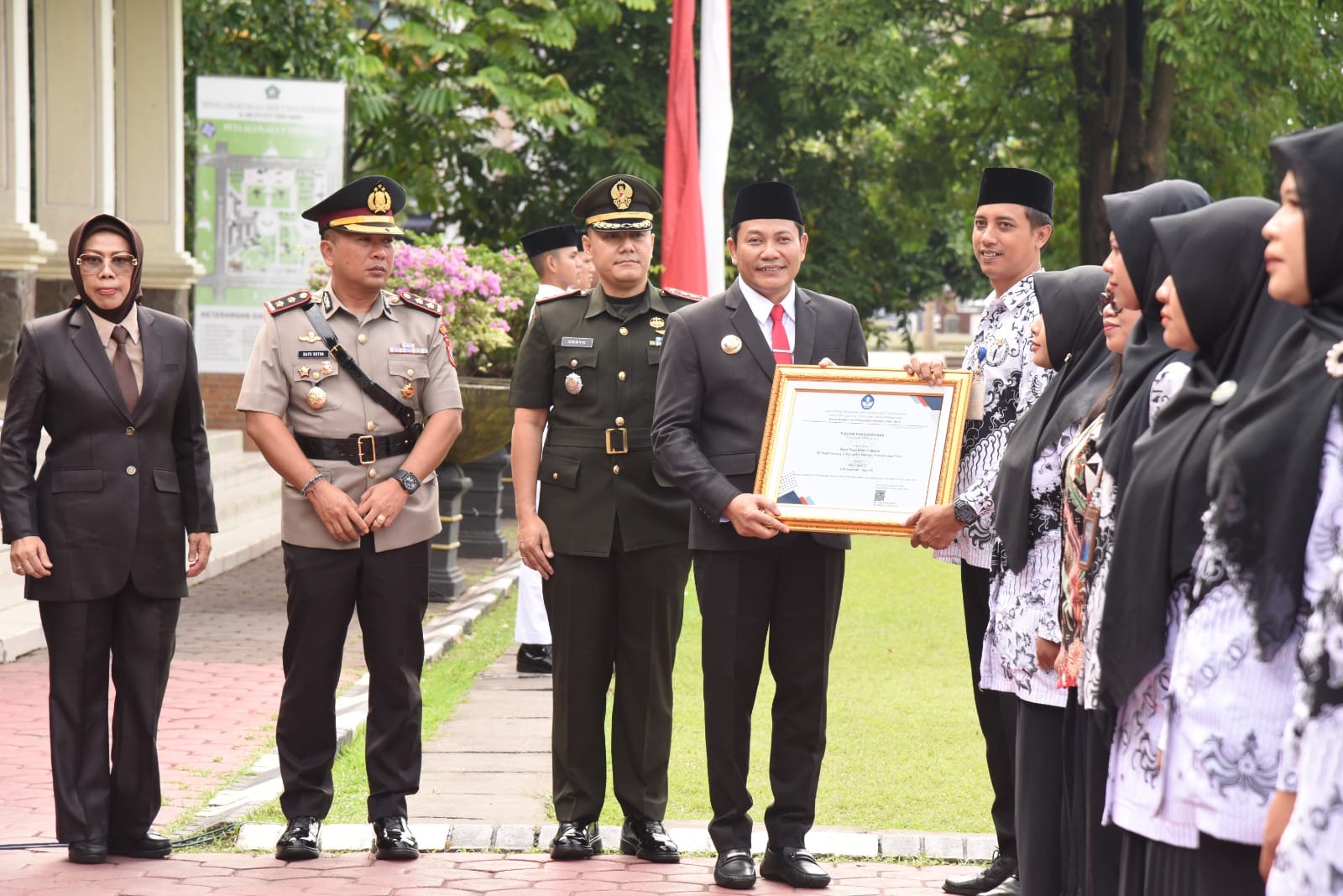 Bupati Sidoarjo Pada Hari Pendidikan Nasional Serahkan Penghargaan Kepada Guru Dan Siswa