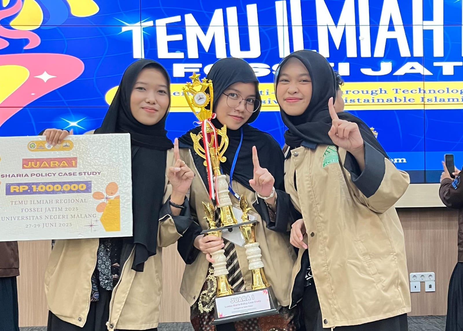 Angkat Inovasi Ekonomi Syariah Berbasis Teknologi Dan Keberlanjutan Mahasiswa FEB UNAIR Borong Juara 1 Di TEMILREG JATIM 2025