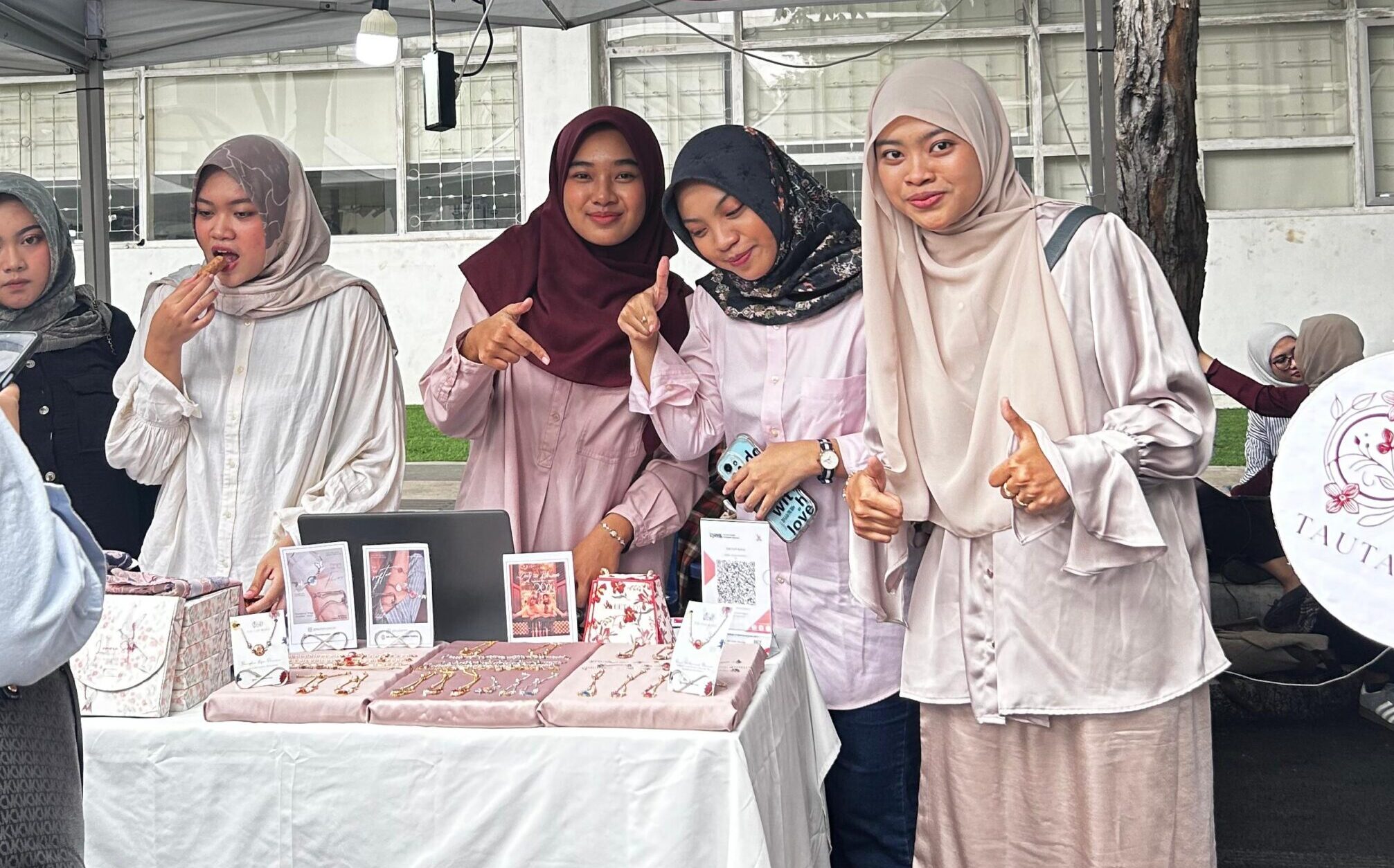 Lolos Pendanaan P2MW 2025 Mahasiswa FEB UNAIR Ciptakan Perhiasan Dari Bunga Layu